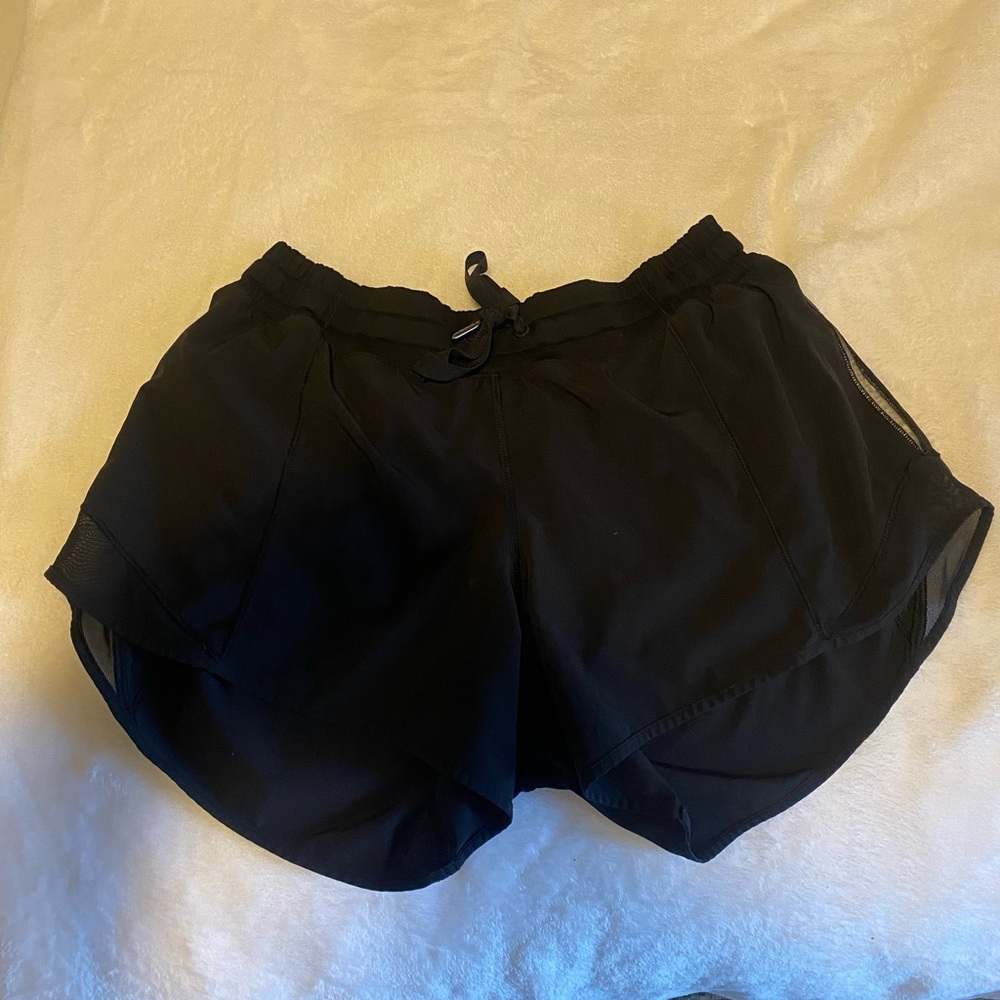 LULULEMON low rise hotty hot short 4”